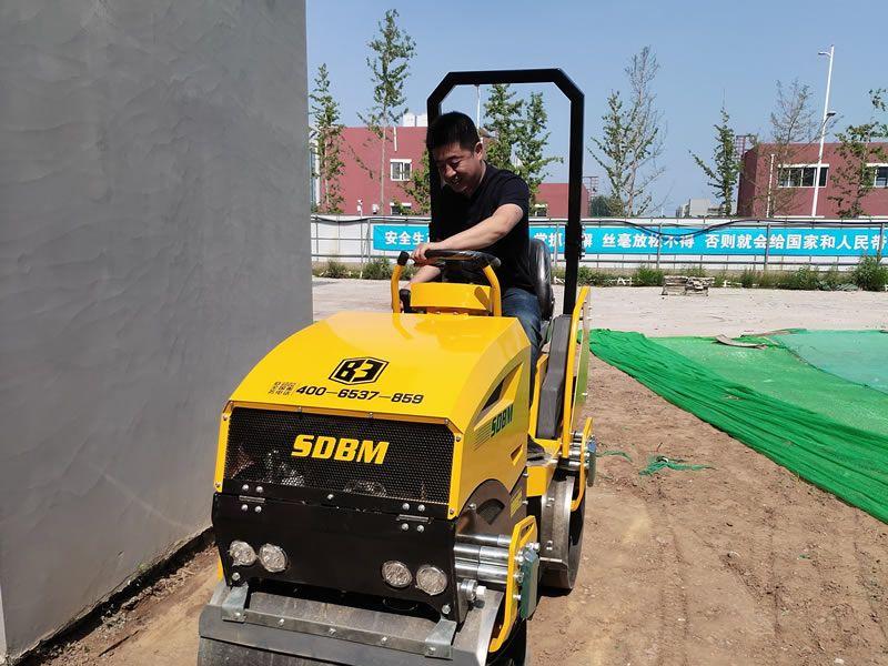 座駕振動(dòng)壓路機(jī)在惡劣環(huán)境下如何工作？