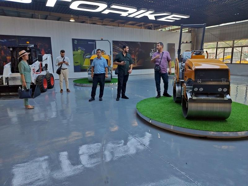 國(guó)外客戶來我廠參觀考察小型壓路機(jī)，并達(dá)成合作意向