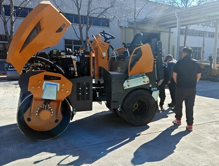 3月18日，哈薩克斯坦客戶來廠體驗(yàn)考察5噸膠輪壓路機(jī)